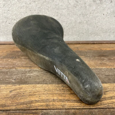 Sillín de asiento Vetta vintage negro gamuza MTB años 80 90 montaña MTB Eroica Italia A3 Foto 1 de 4