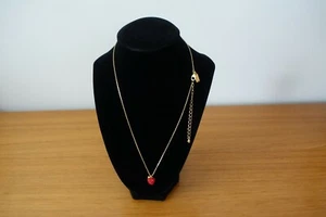 MINI COLLAR COLGANTE KATE SPADE NEW YORK ELEGANTE BELLEZA PAVÉ MANZANA. NUEVO - Imagen 1 de 4