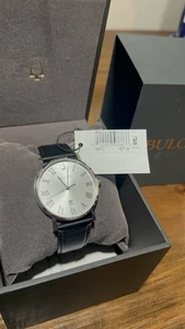 Bulova 96B312 American Clipper schwarzes Lederband klassische Herrenuhr NEU - Bild 1 von 1