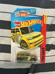 Hot Wheels Scion XB 2014 amarillo/azul - 1:64 #144/250 - Imagen 1 de 3