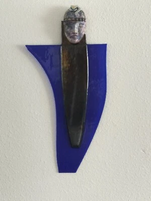 Escultura de pared de vidrio y bronce de la diosa del rostro en una daga por BAZ 2003 Foto 1 de 4