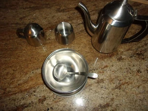 4 ASSORTED PIECES ONEIDA 18/8 STAINLESS STEEL PIECES, BOWL W/ LADLE, POT, ETC. - Picture 1 of 8