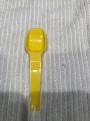 Vintage Tupperware 1 Tsp-1 1/2 Tsp Replacement Measuring Spoon Yellow - Image 1 of 3