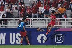 Football - Eom Ji-sung - Hand Signed 12x8 Inch Photograph - South Korea - COA - Picture 1 of 1
