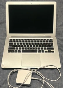 Apple MacBook Air 13.3 in (256GB SSD, Intel Core i5 5th. Gen., 1.6GHz, 8GB RAM) - Picture 1 of 20