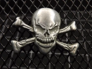 "SCHÄDEL UND KREUZKNOCHEN" BRANDNEUE Anstecknadel ZINN LEBENSLANG GARANTIERT - Bild 1 von 3