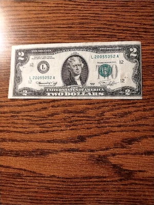 1976 $2 FED RES NOTE CU WITH DISTINCT FAULTY ALIGNMENT ERROR SEQ# L 20055052 A - Image 1 of 2