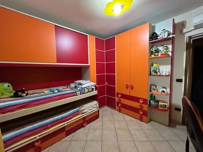 cameretta con ponte, colore rosso e arancione, armadio ad angolo molto ampio - Immagine 1 di 4