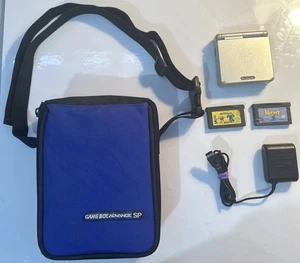 Nintendo GameBoy Advance SP Bundle - Silver (AGS 001) With Case & Games - Tested - Foto 1 di 18