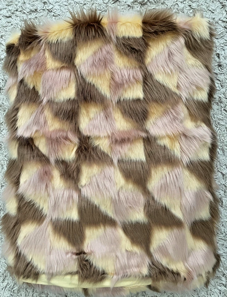 全新 Rachel Zoe 多色豪华人造毛皮毯 48 英寸 x 72 英寸几何粉色 — 第 1/4 张图片