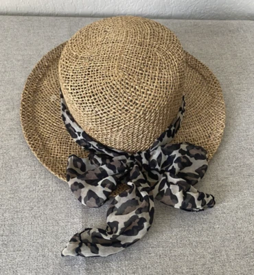 Sombrero de paja Cherokee Sun Beach con lazo de cheeta ala corta pequeño para mujer Foto 1 de 4