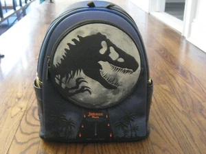Mini zaino Loungefly Jurassic Park T Rex Moon Glow-In-The-Dark - Foto 1 di 5