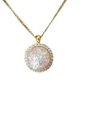 Colgante de ópalo: ópalo de fuego blanco de resina de 25 mm en una cadena de acero inoxidable GP de 18 quilates Foto 1 de 4