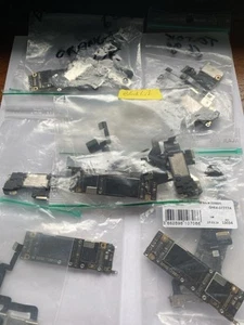 Lot 5 Cartes Mère iPhone 11 Bloquées iCloud - Zdjęcie 1 z 2