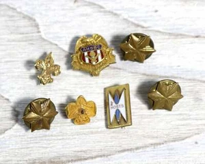 Lote de 7 Misc. Prendedores de servicio y club Boy Scouts, American High School Bowl, ejército - Imagen 1 de 2