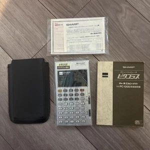 SHARP PC-1200 Pocket Computer INUTILIZZATO con custodia manuale Giappone vintage anni 80 raro - Foto 1 di 19