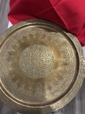 Bandeja estilo marroquino vintage de latão, gravada à mão com designs intrincados - Imagem 1 de 4