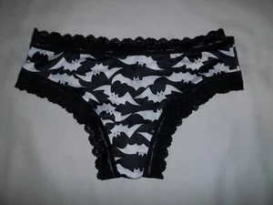 Freches Höschen mit Fledermausmuster und Spitzenbesatz S schwarz mit weißem Neu in Verpackung Goth Metal Punk - Bild 1 von 2