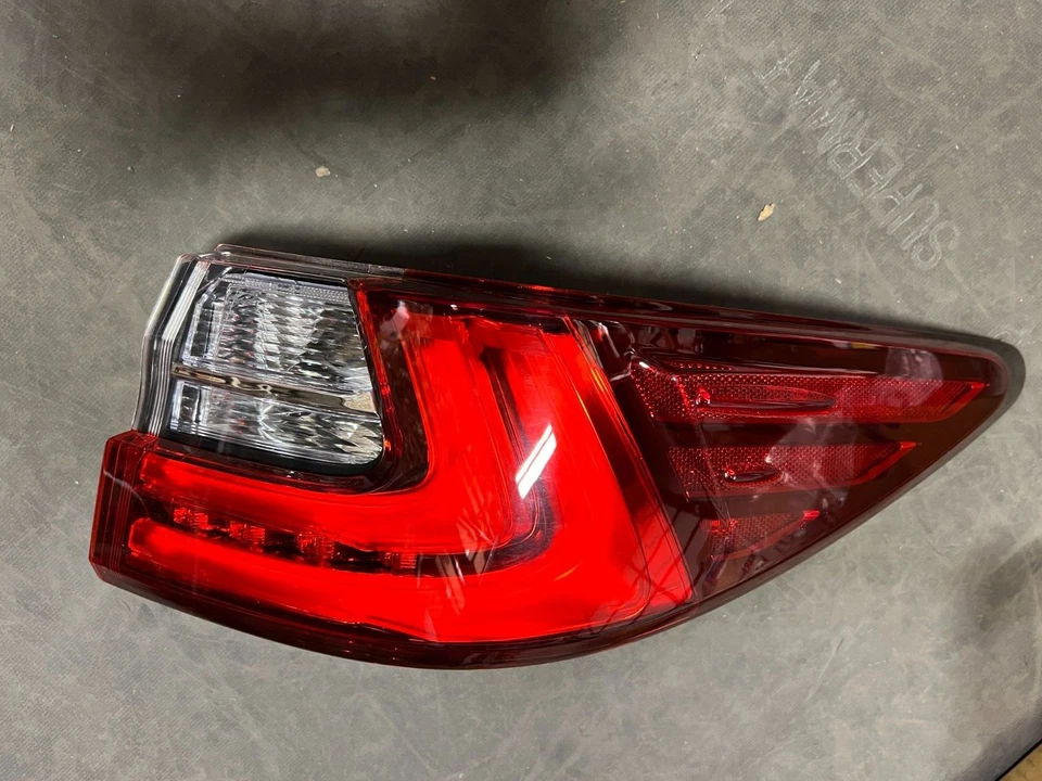 Luz trasera derecha TYC 11-6861-00-9 para Lexus ES300h 2016-18, ES350  Foto 1 de 4