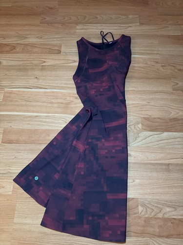 UNDERCOVER Abito Lululemon aderente e svasato. Vai fino all'alba. Cerniera posteriore. Tasche nascoste. Taglia 6. Caratteristiche tecniche