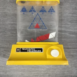 Juego de agua rompecabezas portátil vintage Tomy Waterful Triángulos 1976 - Imagen 1 de 7