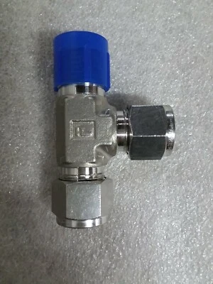 Parker 8MRT8N-316  1/2" A-Lok x MNPT SS Male Run Tee  - Image 1 of 4