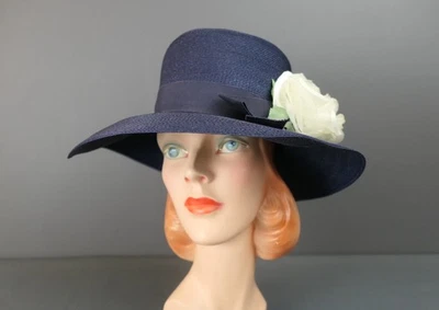 Sombrero de ala ancha azul oscuro vintage, paja con flor grande de marfil, cabeza de 22 pulgadas años 60 Foto 1 de 4