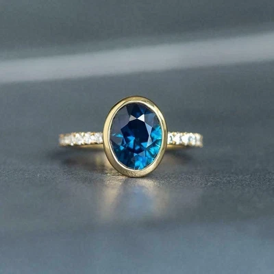 Anillo de boda de compromiso de zafiro creado en laboratorio de corte ovalado de 2 quilates enchapado en oro amarillo de 14 quilates Foto 1 de 4