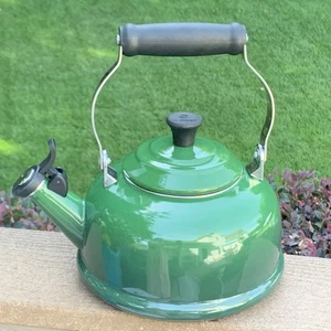 Le Creuset Bollitore da tè vintage verde foresta 1,7 litri 1,6 litri fischio teiera - Foto 1 di 18