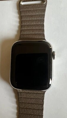 Apple Watch Series 4 Hermes 42 mm LTE acero inoxidable correa mediana Apple Foto 1 de 4