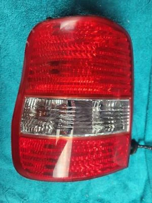 Luz trasera izquierda del lado del conductor Kia Sedona 2003-2005 Foto 1 de 2