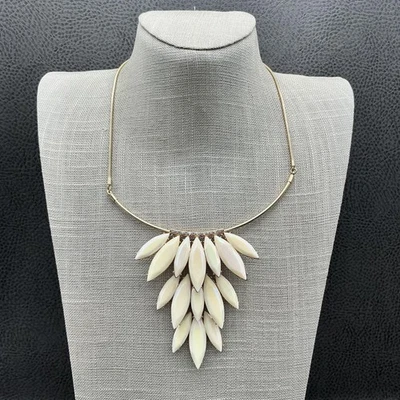 Collar Babero Hoja En Capas Tono Dorado Opalescente Crema Lucita Ajustable Foto 1 de 4