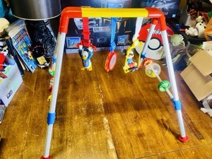COMPLETO VINTAGE IIIco Walt Disney Topolino Gioco Bambino Palestra Attività Giocattoli R US - Foto 1 di 11