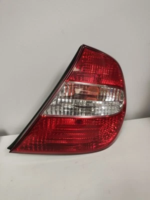 Luz trasera derecha Toyota Camry 2002 2003 2004 lado del pasajero usada  Foto 1 de 4