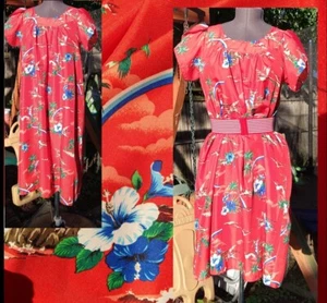 Vintage Mumu Kleid, Hawaii Damen, rote Hibiskusblume, zu Hause, USA  - Bild 1 von 4