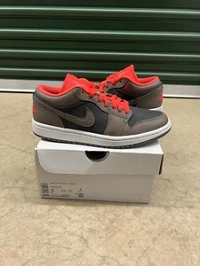 Jordan 1 SE Low WMNS Black Olive Bright Crimson Größe 7W SAUBER mit Karton DQ6076-002 - Bild 1 von 6