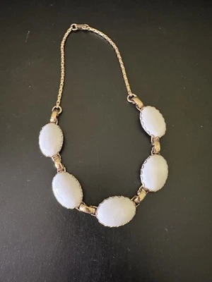 "Collar cabujón blanco vintage cadena caja lucite 14"" gargantilla tono dorado" Foto 1 de 4