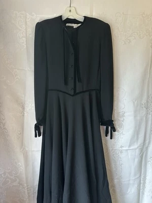 Elegante vestido negro Valentino con ribete de terciopelo Foto 1 de 4