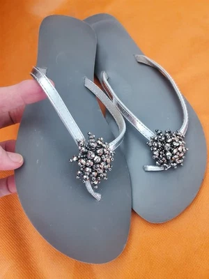 Sandalia para mujer talla 10 chanclas plateadas brillantes punta con cuentas suela de goma Foto 1 de 4