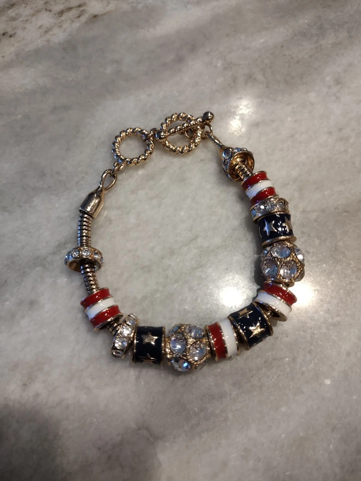 Brazalete ajustable con cierre de palanca de temática patriótica esmaltada y estrás tono dorado Foto 1 de 4