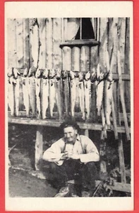 G. H. McIver Camp New Brunswick, Kanada Mann sitzt mit gefangenen Fischen Postkarte - Bild 1 von 2