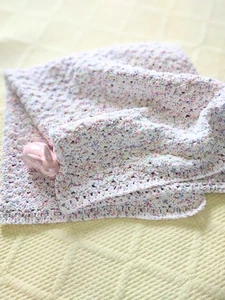 Handgehäkelte blau rosa & cremeweiß quadratische Babydecke afghanischer Plüsch Chenille - Bild 1 von 6