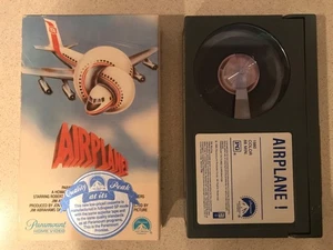 Flugzeug! (BETA, 1980) Robert Hays, Julie Hagerty, Leslie Nielsen - Bild 1 von 3