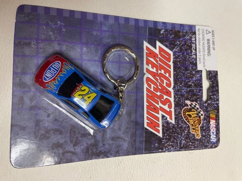 NASCAR WINNER'S CIRCLE #24 JEFF GORDON DUPONT 1/87 DIECAST CAR KEYCHAIN NIP Cover