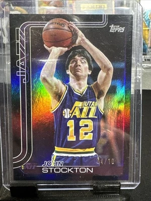 Baloncesto Topps 2025-26 John Stockton negro #04/10 Utah Jazz Salón de la fama Foto 1 de 2