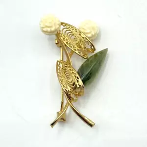 Spilla vintage tono oro filigrana intagliata rose bianche foglia giada spilla bouquet 1 3/4" L - Foto 1 di 7