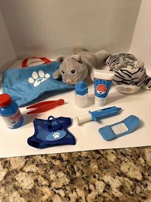 Juego veterinario para mascotas Melissa & Doug con bolsa de accesorios y 2 mascotas. Foto 1 de 4