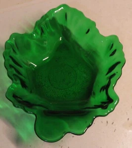 Vintage Deep Green GLASS LEAF BOWL DISH 6.5" x 5.25" x 1.5" Nut Candy Jewlery Et - Picture 1 of 10