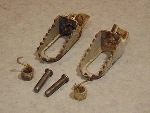 1989 KAWASAKI KX80 FOOT PEGS WITH SPRINGS AND PINS AHRMA MAY FIT OTHER YEARS - Foto 1 di 1