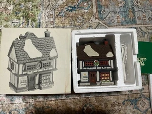 Dept 56 Dickens Village Tutbury Drucker #55689 Porzellan Heritage Light Cord Box - Bild 1 von 3